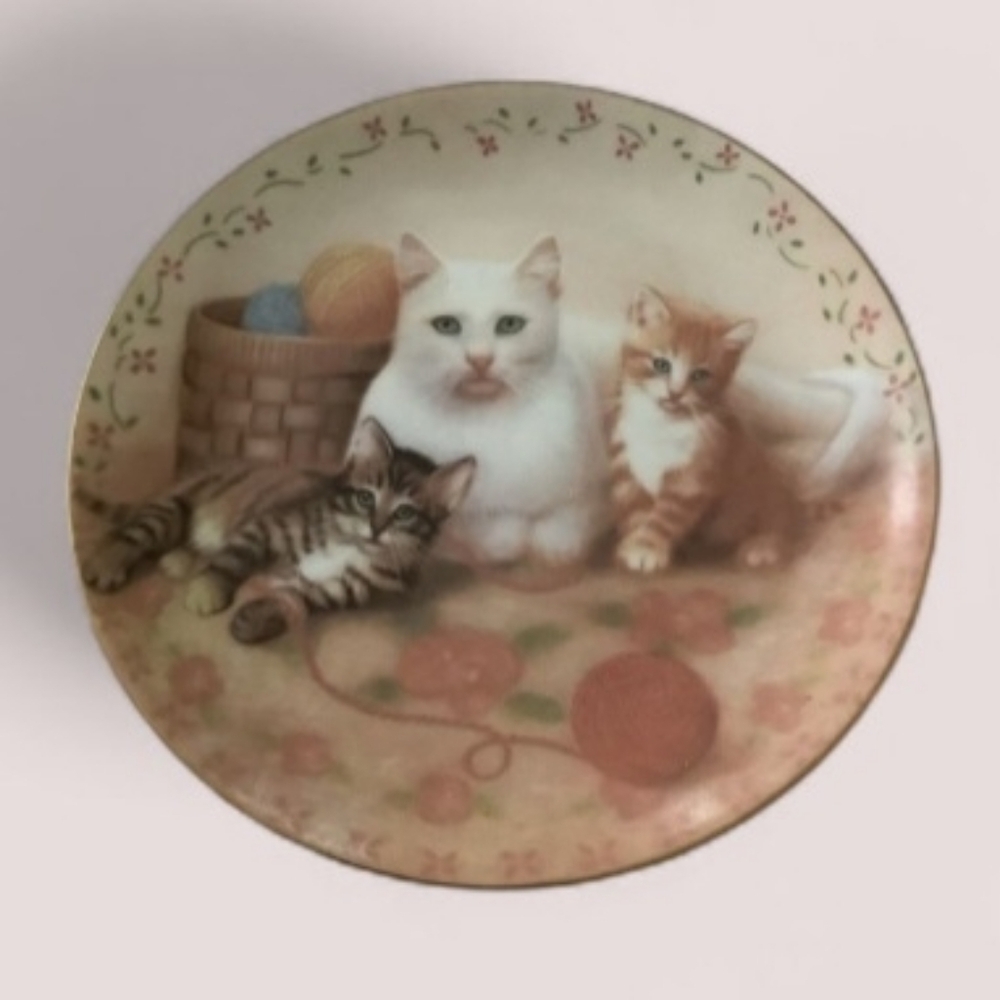 The Royal Family Collectable Cat Plate #3498 in excellent condition beau…